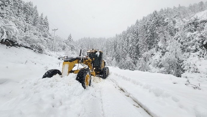 Karadeniz'de kar ve heyelan köy yollarını kapattı