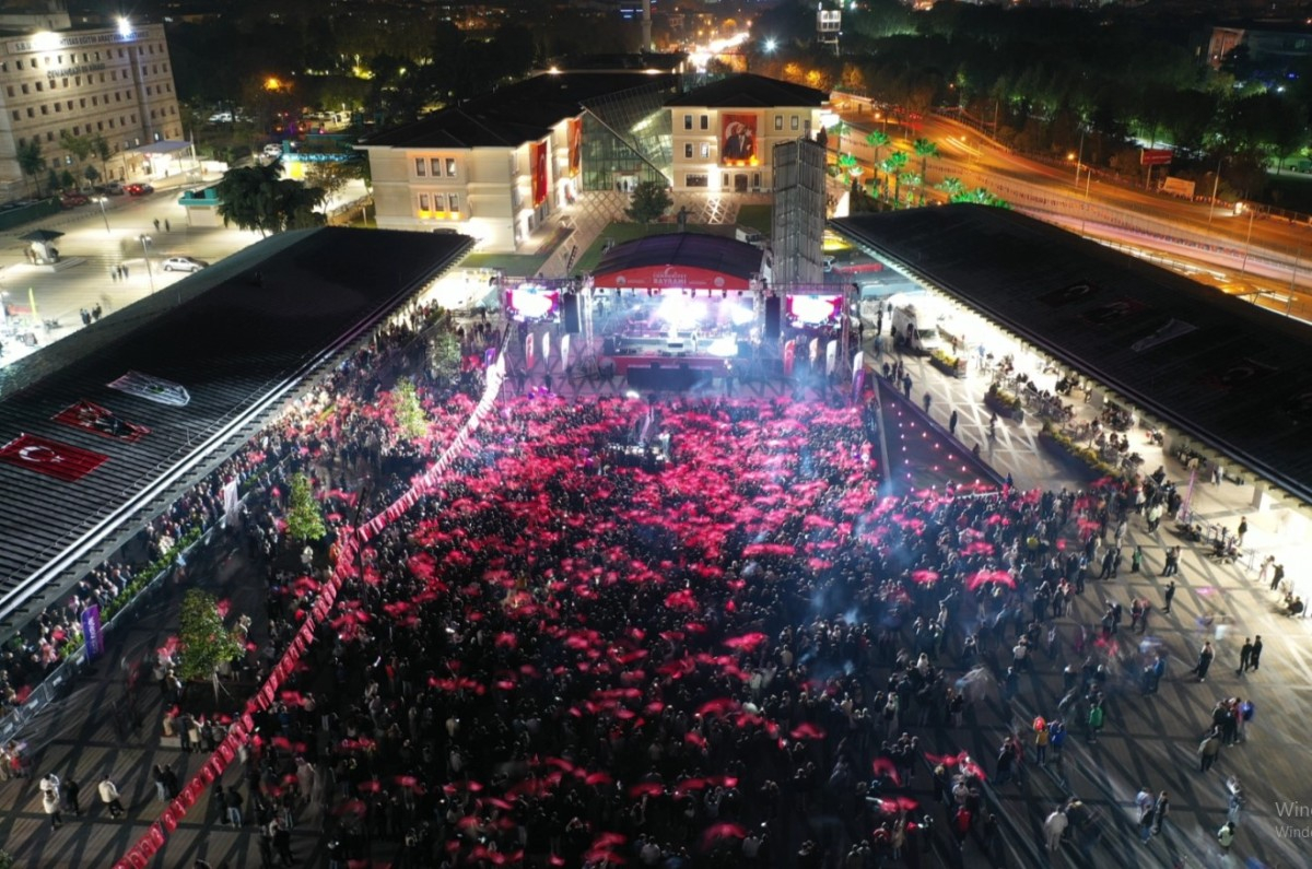 Emir Can İğrek’ten Osmangazi Meydanı’nda Coşkulu Konser