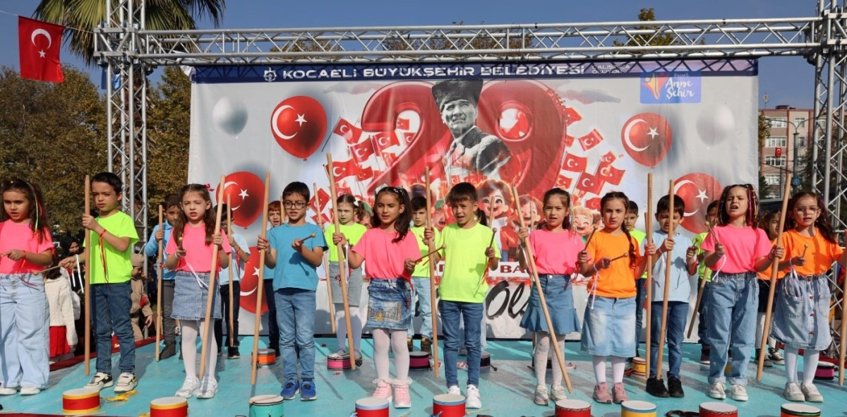Kocaeli'de minikler Cumhuriyet'i coşkuyla kutladı