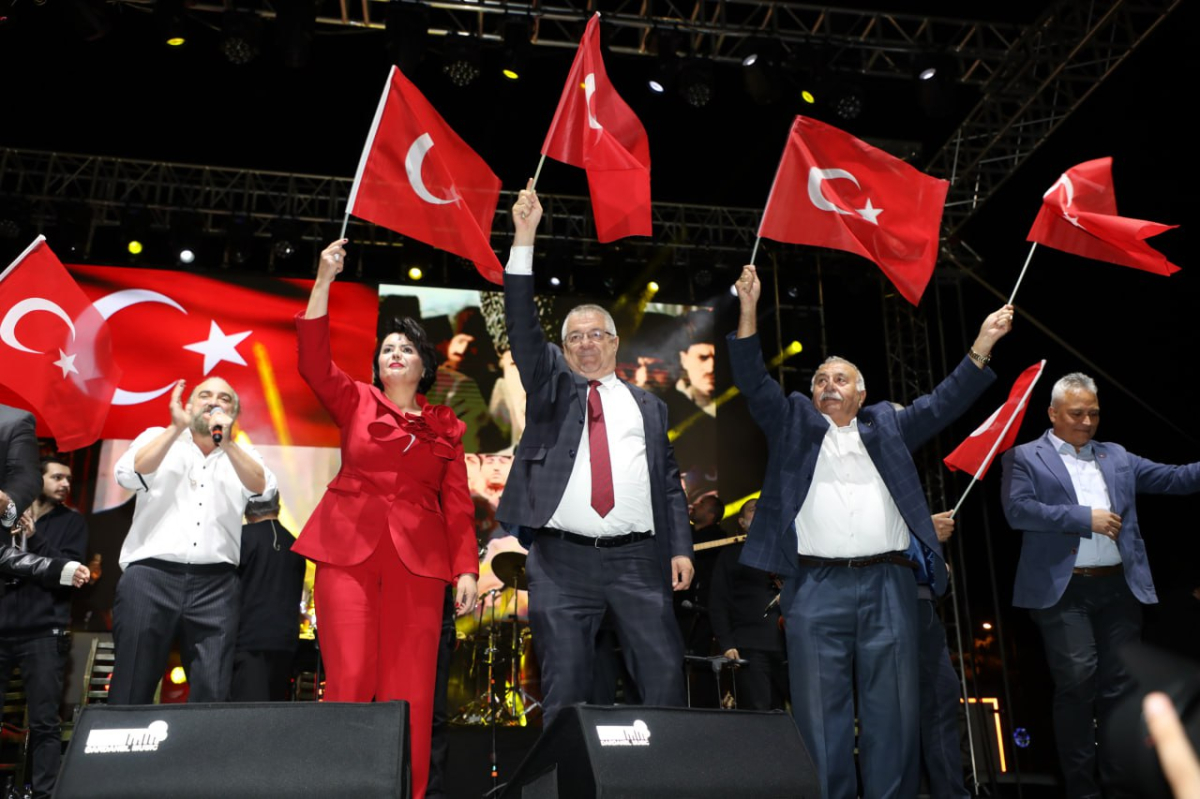 Edremit'te vatandaşlar 29 Ekim'i kutladı