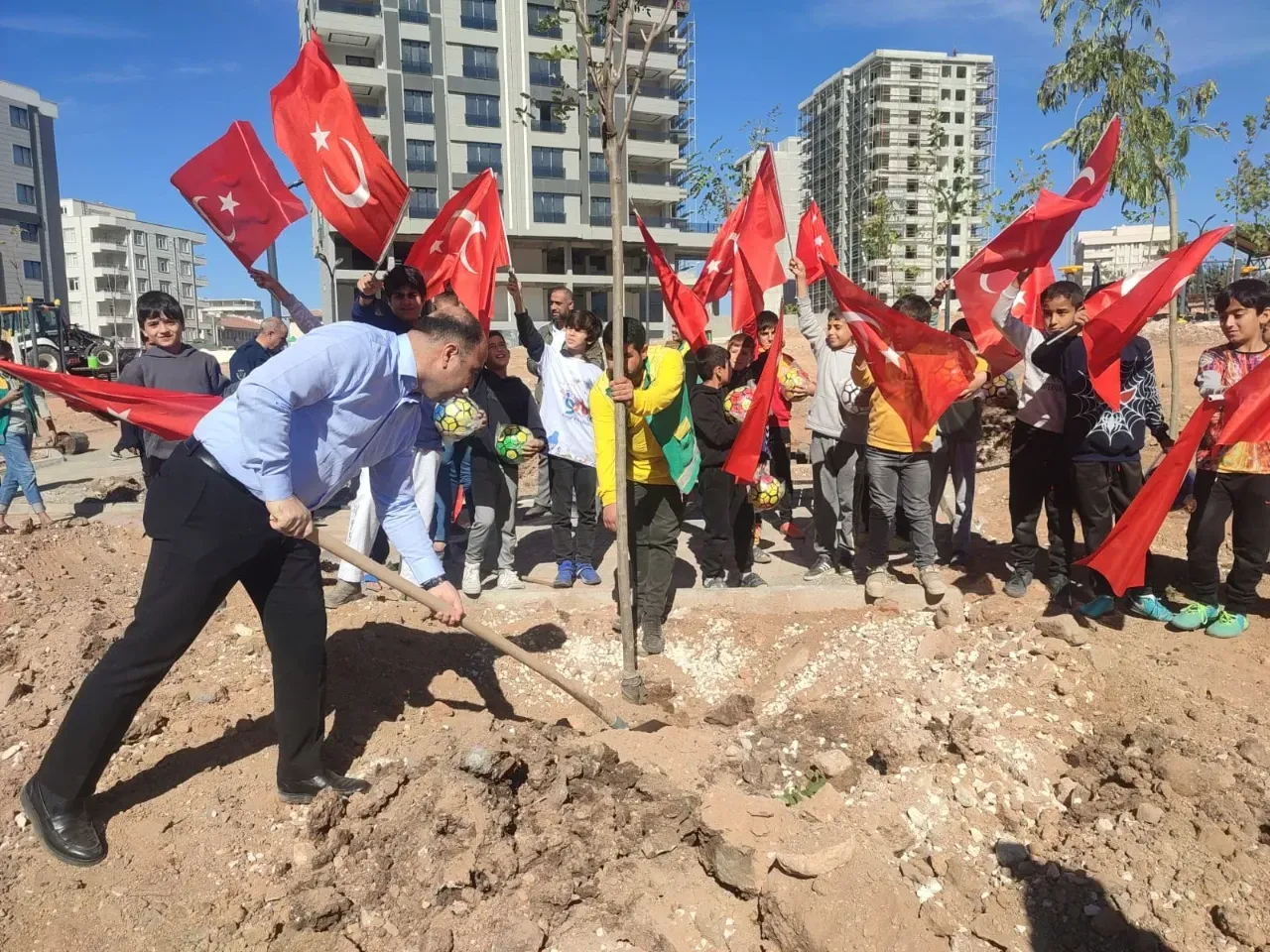 Başkan Çiftçi çocuklarla ağaç dikti-(VİDEO)
