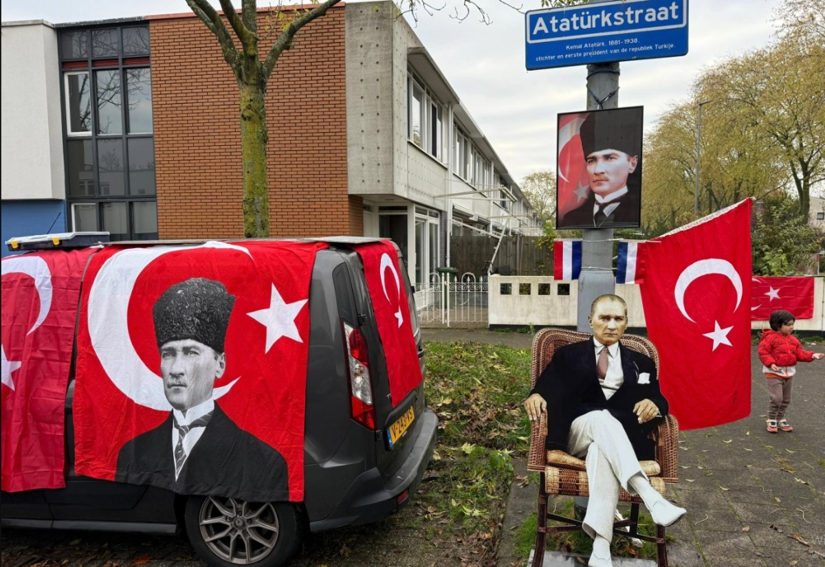 Hollanda Atatürk Sokağı'nda Ata'ya Anlamlı Anma