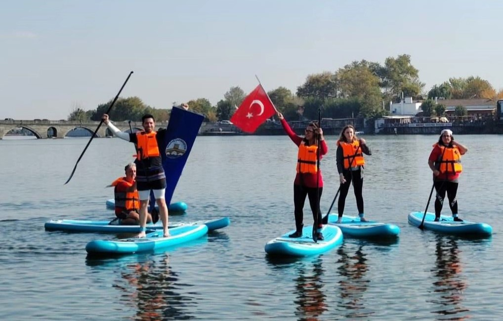 Kırkpınar Spor Bilimleri Fakültesi'nden Heyecan Verici Kürek Sörfü Gösterisi