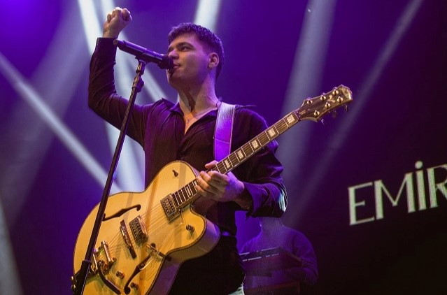 Emir Can İğrek'ten 'Alternatif Pop'un Esnek ve Güvenli Alanı Hakkında Yorum