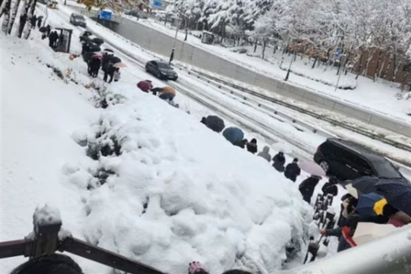 Kore'de 100 yılın karı ölümler, yaralanmalar ve elektrik kesintileri getirdi