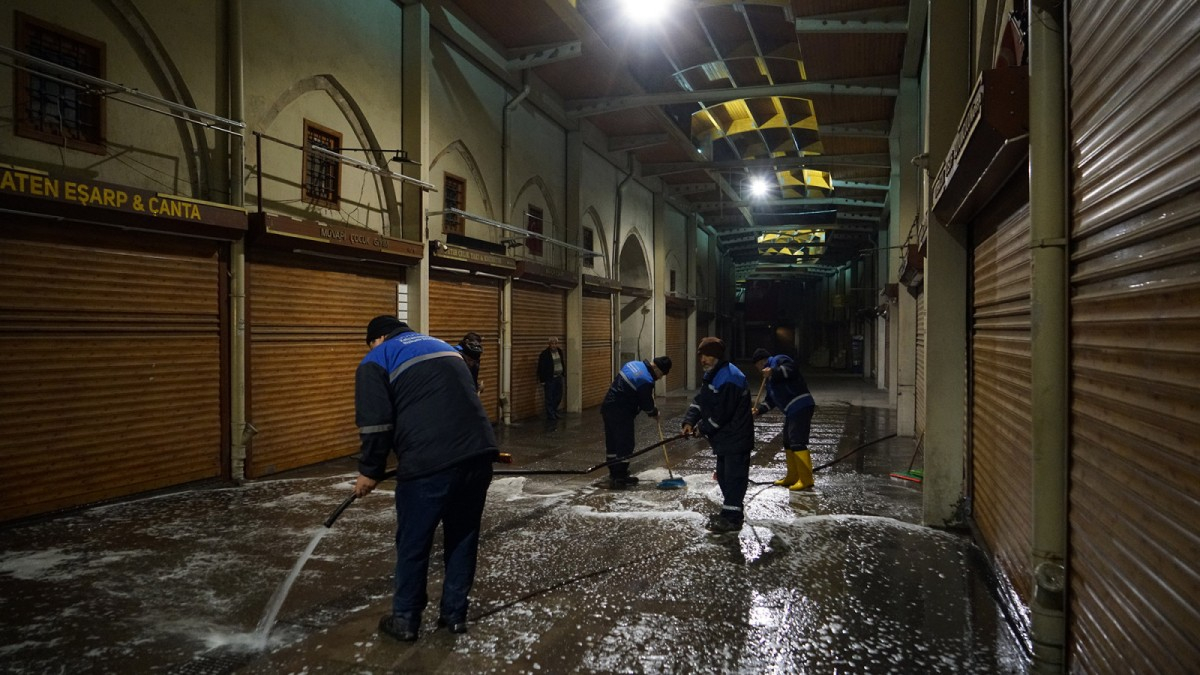 Büyükşehir, Kapalı Çarşı ve Çevresinde Kapsamlı Temizlik Çalışması Gerçekleştirdi