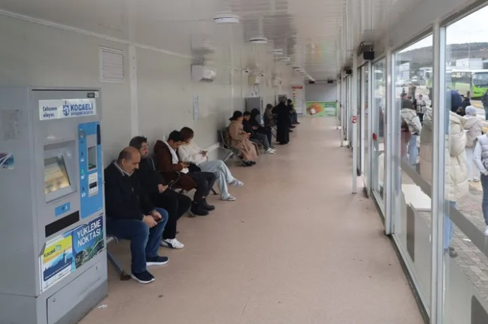 Kocaeli’deki Akıllı Duraklar Isıtma Hizmeti Sunuyor