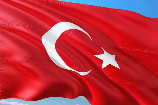 İzmir'de silahlı saldırıda yaralanan polis memuru şehit oldu