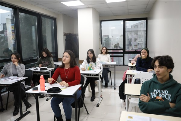 İzmit Belediyesi Çınar Akademi’nin eğitimleri devam ediyor