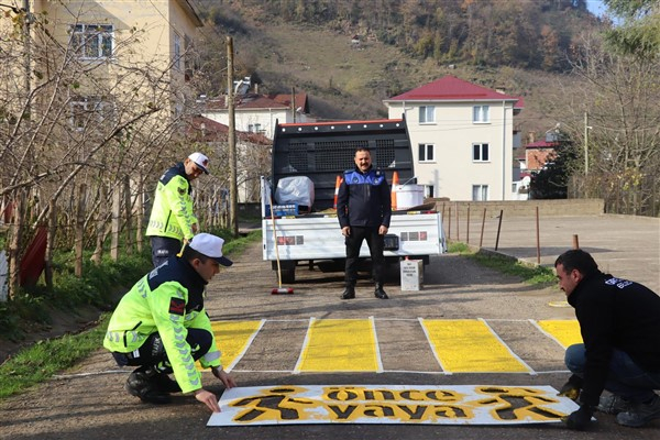 Giresun’da köy okullarının önünde yaya geçidi düzenlemesi gerçekleştirildi