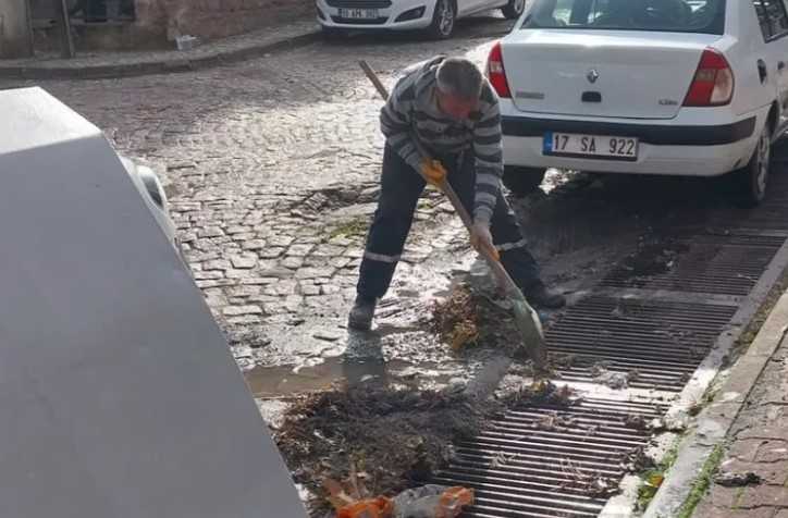 Ayvalık'ta Yağmur Sonrası Kapsamlı Temizlik Çalışması