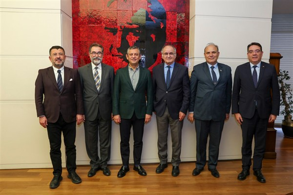CHP Genel Başkanı Özel, KUMPASDER Genel Başkanı Tatar ile bir araya geldi