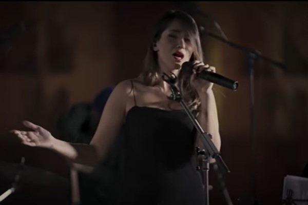 İran'da, kolsuz elbiseyle başı açık performans sergileyen şarkıcı tutuklandı