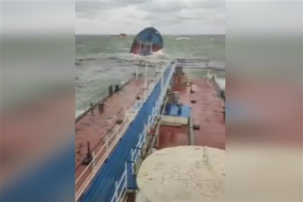 Kırım Kerç Boğazı'nda iki Rus tankeri zor durumda