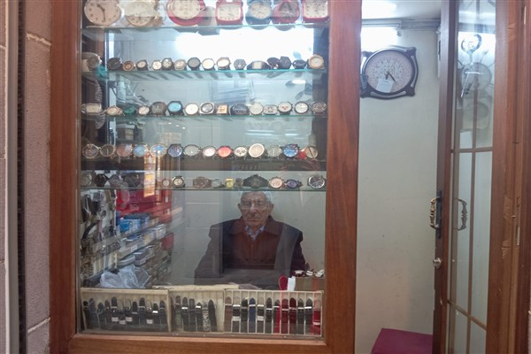 Saat ustası Ayçiçek, Diyarbakır’da 58 yıldır zamanı ayarlıyor