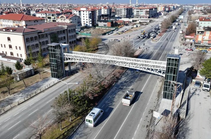 Konya'da Yeniden İnşa Edilen Yaşar Doğu Yaya Üst Geçidi Açıldı