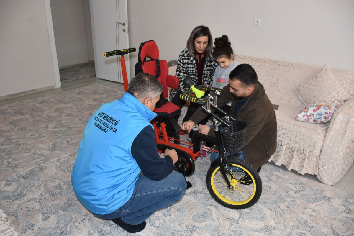Siirt Belediyesi’nden özel birey Nudar Şen’e bisikletli puset hediye edildi