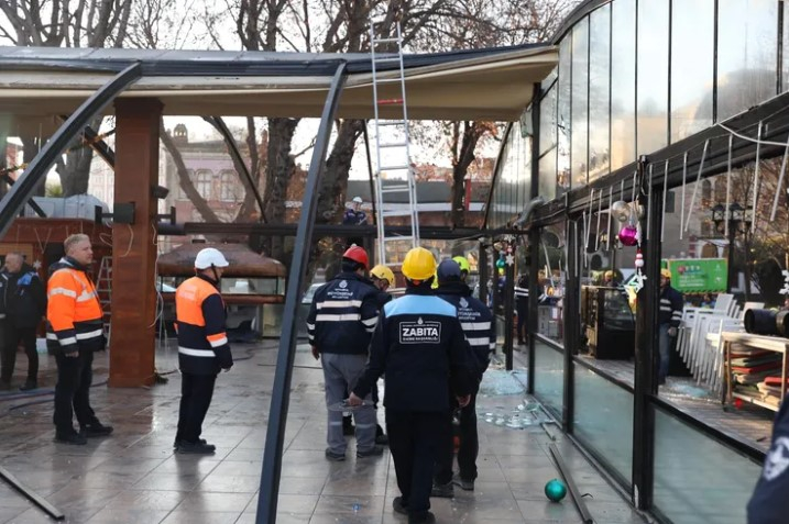 İstanbul Zabıta Ekipleri, Sirkeci Garı Çevresindeki Temizlik Çalışmalarını Sürdürüyor