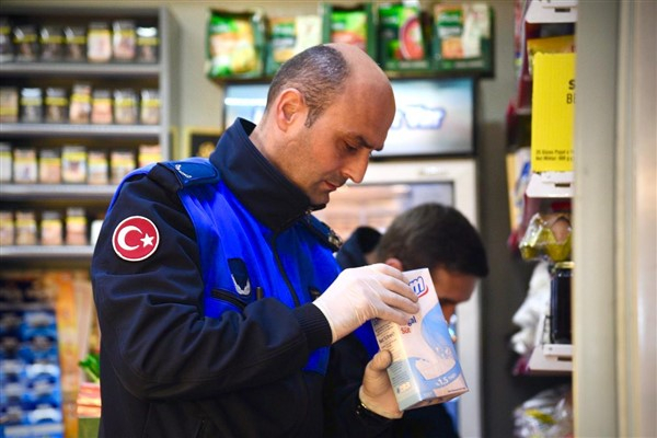 Giresun’da zabıta ekiplerinden okul çevrelerindeki bakkallara denetim