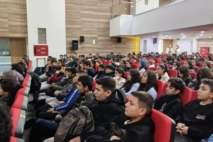 Manisa'da Öğrencilere Motivasyon Semineri Desteği