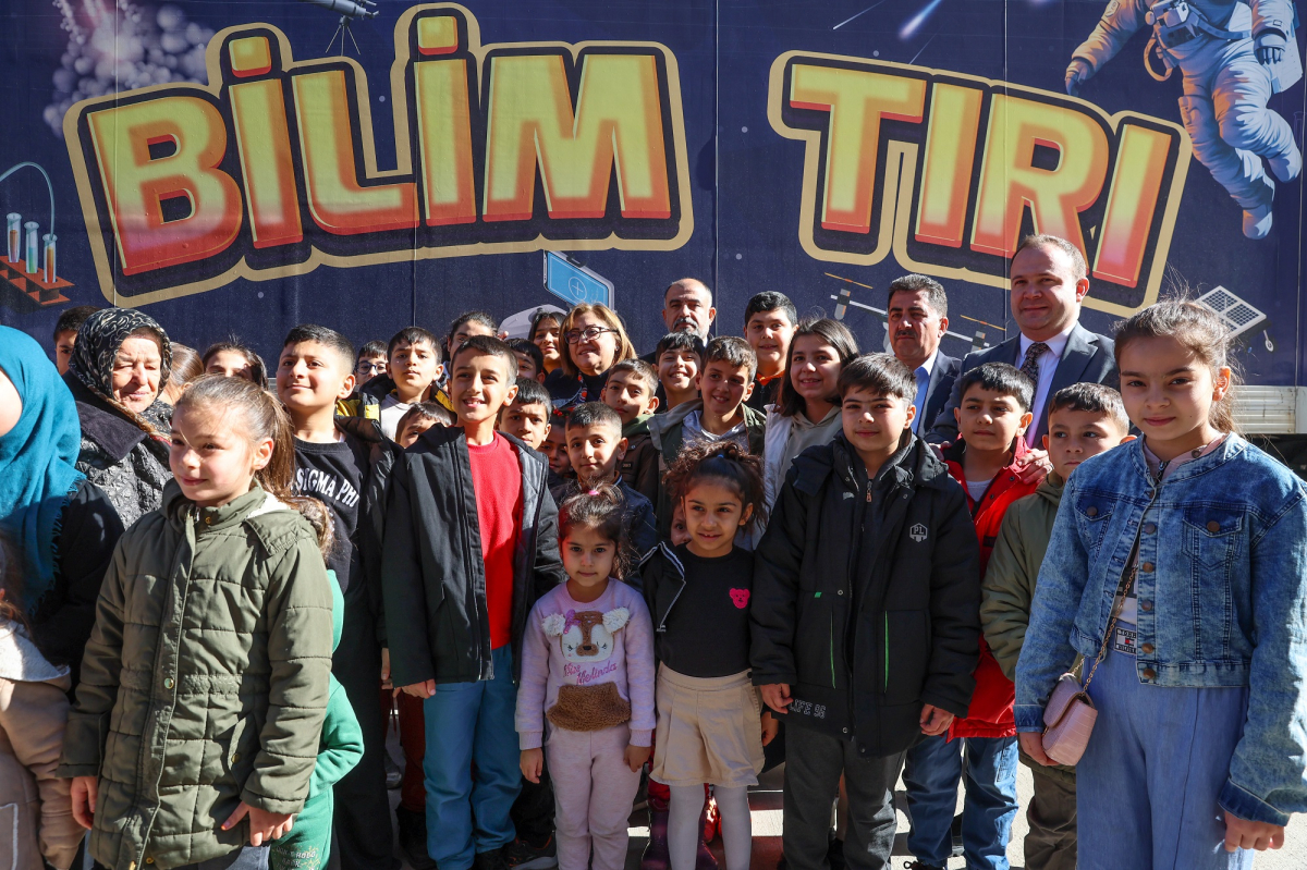 Başkan Şahin, Nizip’te çocuklarla Bilim Tırı’nda buluştu