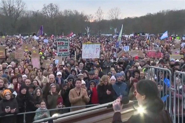 Almaya'da on binlerce kişi Hristiyan Demokratları protesto etti