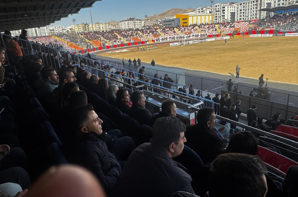 Eş Başkanlar Bucak ve Hatun, Vanspor ile Menemenspor karşılaşmasını izledi