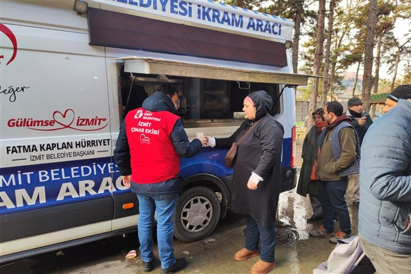 İzmit Belediyesi Çınar Ekibi, Perşembe Pazarı'nda sıcak çorba dağıttı
