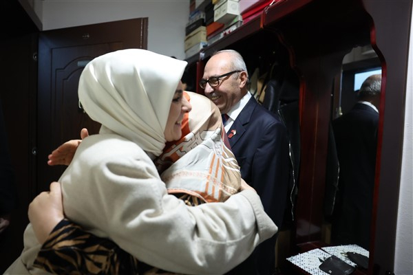 Bakan Göktaş'tan evliliklerinin 50. yılını kutlayan Küçük çiftine ziyaret
