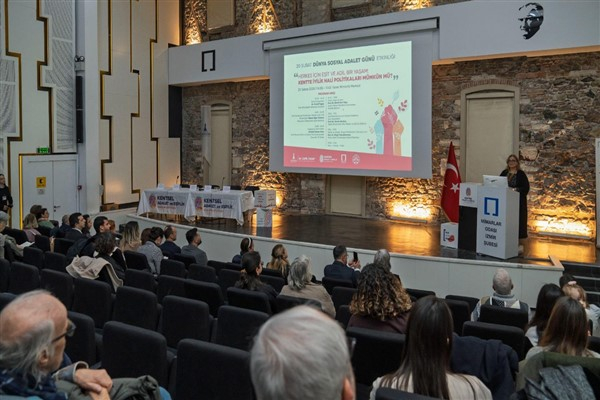 İzmir'de “Kentte iyilik hali” için panel düzenlendi