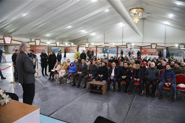 Kağıthane Kitap Fuarı'nda söyleşiler ve imza günleri devam ediyor