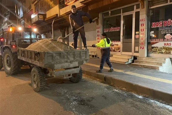 Siirt'te buzlanmaya karşı çalışmalar sürdürülüyor