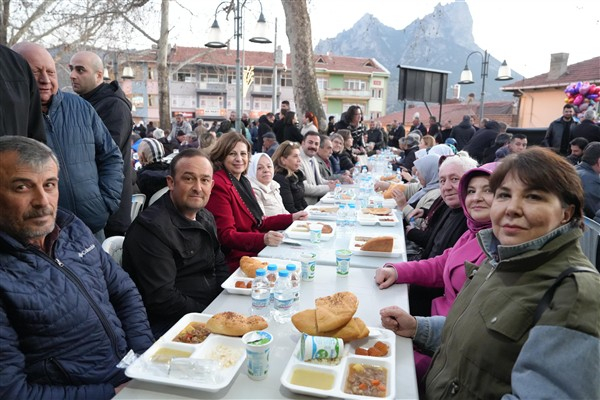 Başkan Ünlüce: Bu sofralar kardeşlik ve paylaşmanın simgesi
