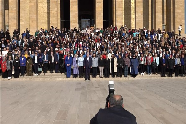 Dervişoğlu, kadın parti üyeleriyle birlikte Anıtkabir'e ziyaret gerçekleştirdi