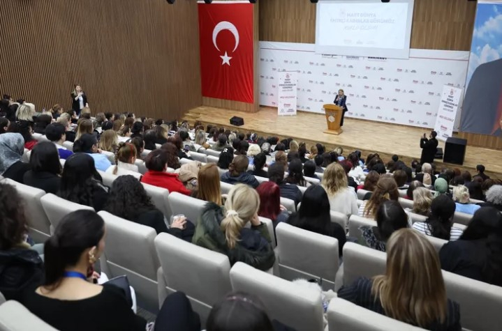Başkan Ovalıoğlu, Kadın Çalışanlarla 8 Mart Etkinliğinde Bir Araya Geldi