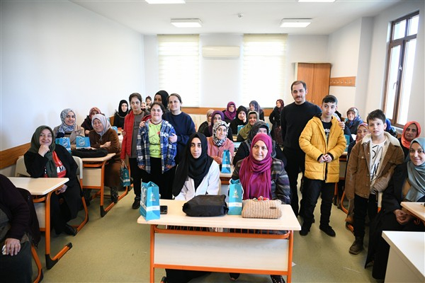 Çayırova'da özel bireylerden, 8 Mart hediyesi