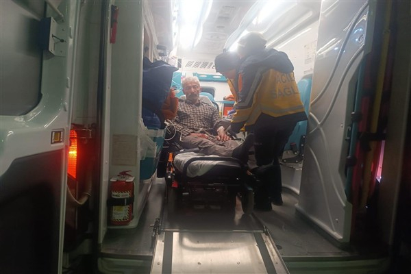 Batman'da heyelan nedeniyle yolu kapanan köydeki hasta hastaneye ulaştırıldı