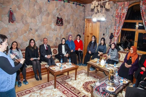 Hakkari'de ″Sanat ve Edebiyat Alanlarında İlham Veren Kadınlar″ etkinliği düzenlendi