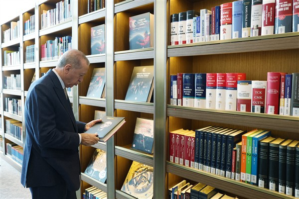 Cumhurbaşkanı Erdoğan, AK Kütüphane'yi ziyaret etti