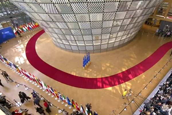 AB, zirve görüşmelerinin ardından Rusya'ya daha fazla yaptırım uygulamaya hazır