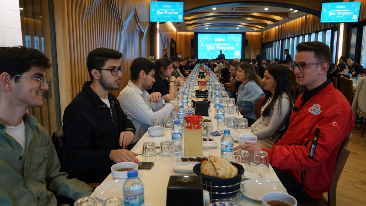 Büyükşehir'in İftar Buluşmasında Üniversiteli Gençler Ağırlandı