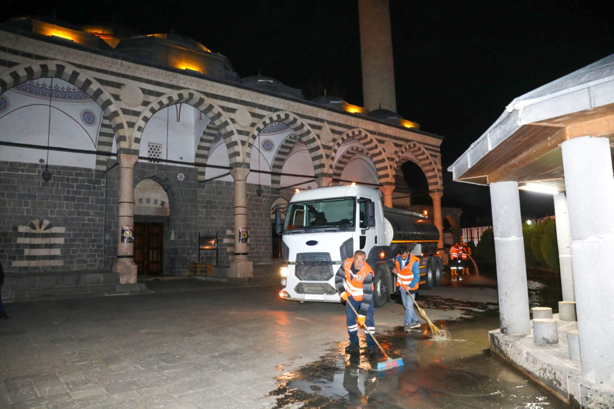 Diyarbakır Büyükşehir Belediyesi'nden ibadethanelerde temizlik çalışması
