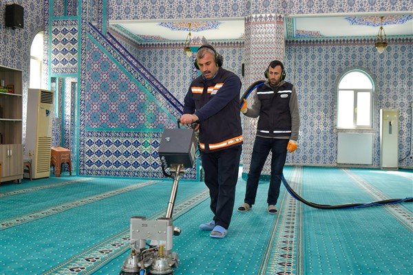 Esenyurt Belediyesi’nden camilerde bayram temizliği
