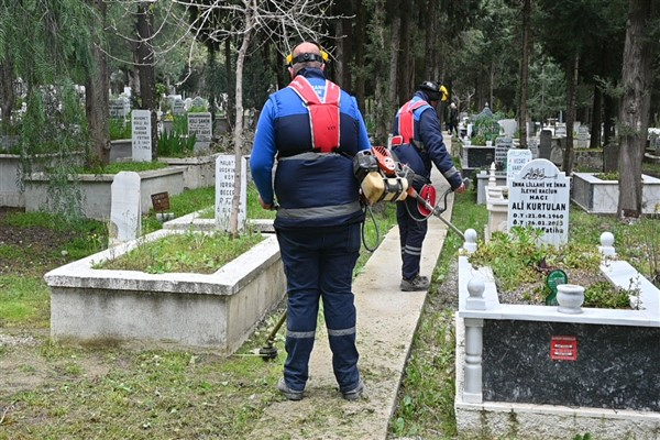 Büyükşehirden mezarlıklarda bayram öncesi bakım ve temizlik çalışması
