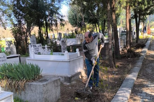 Silvan Belediyesi'nden bayram öncesi mezarlık temizliği