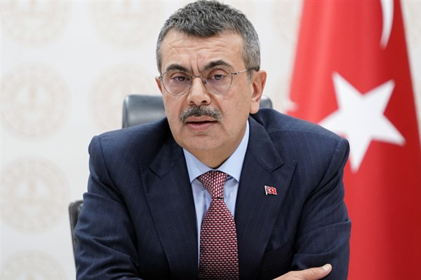 Bakan Tekin, Erzurum Şehir Hastanesi’nde tedavi gören çocukları ziyaret etti