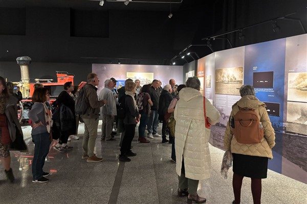 Yunan ziyaretçiler, Yanık Yurt sergisini gezdi