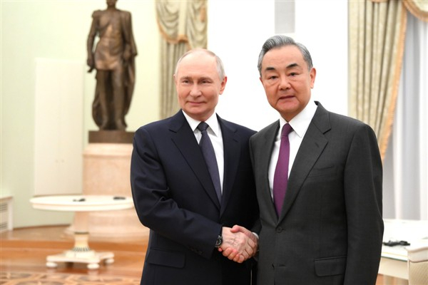 Rusya Devlet Başkanı Putin, Çin Dışişleri Bakanı Wang Yi ile görüştü