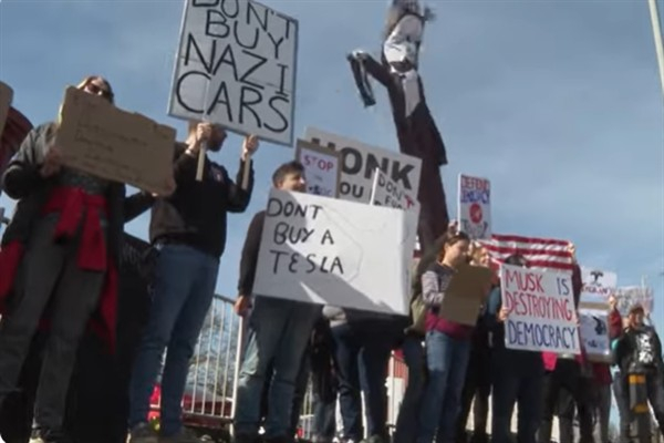 Tesla'nın üç aylık satışları Elon Musk'a karşı tepkiler nedeniyle yüzde 13 düştü
