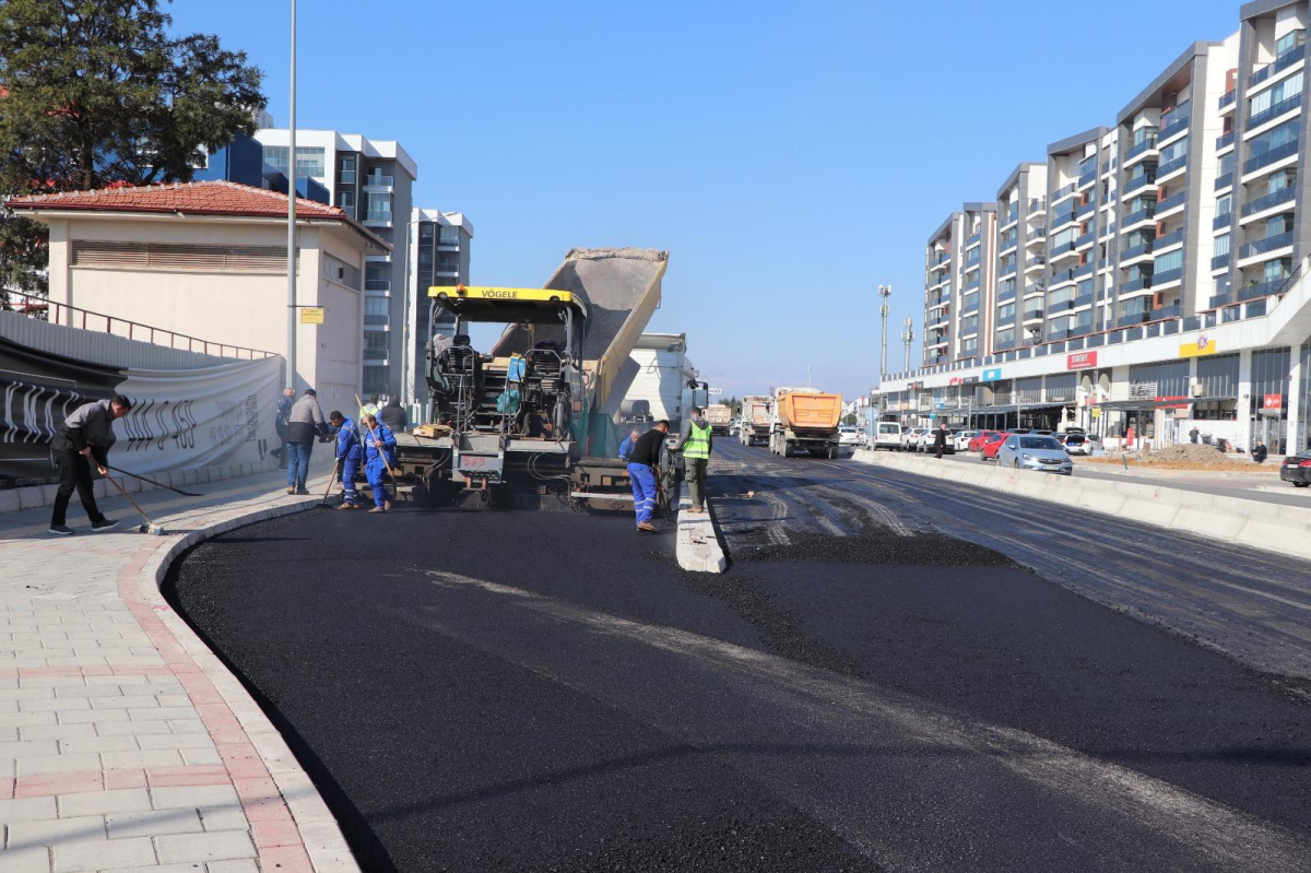 Çiğli'de bulunan Eski Havaalanı Caddesi yenilenerek hizmete açıldı